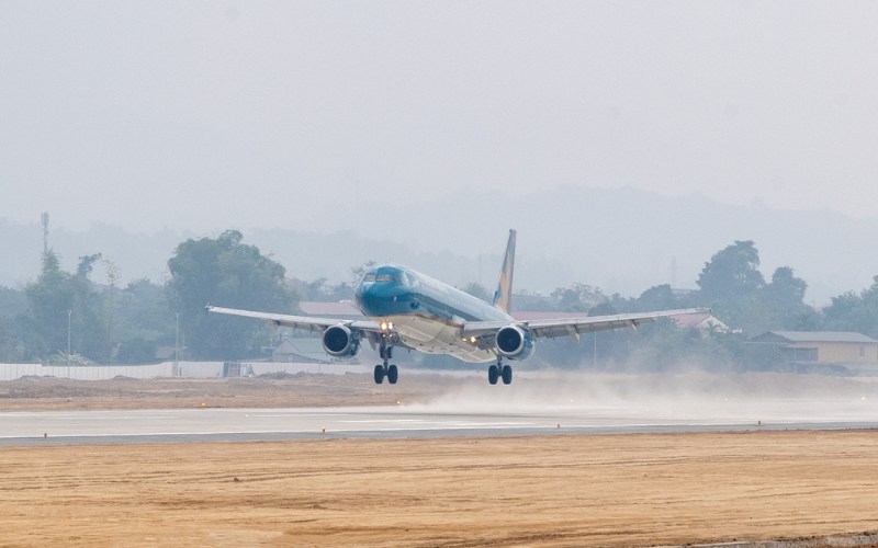 máy bay đang cất cánh